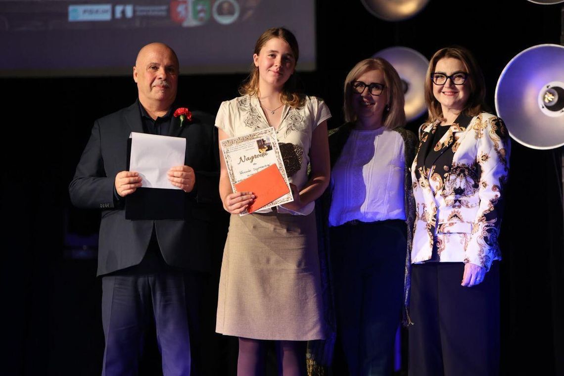 XVIII Stachuriada w Tomaszowie Lubelskim. Znamy laureatów konkursu poezji śpiewanej Pierwsze miejsce w I kategorii wiekowej Stachuriady zdobyła Weronika Szyprowska ze Szkoły Podstawowej w Komarowie-Osadzie.