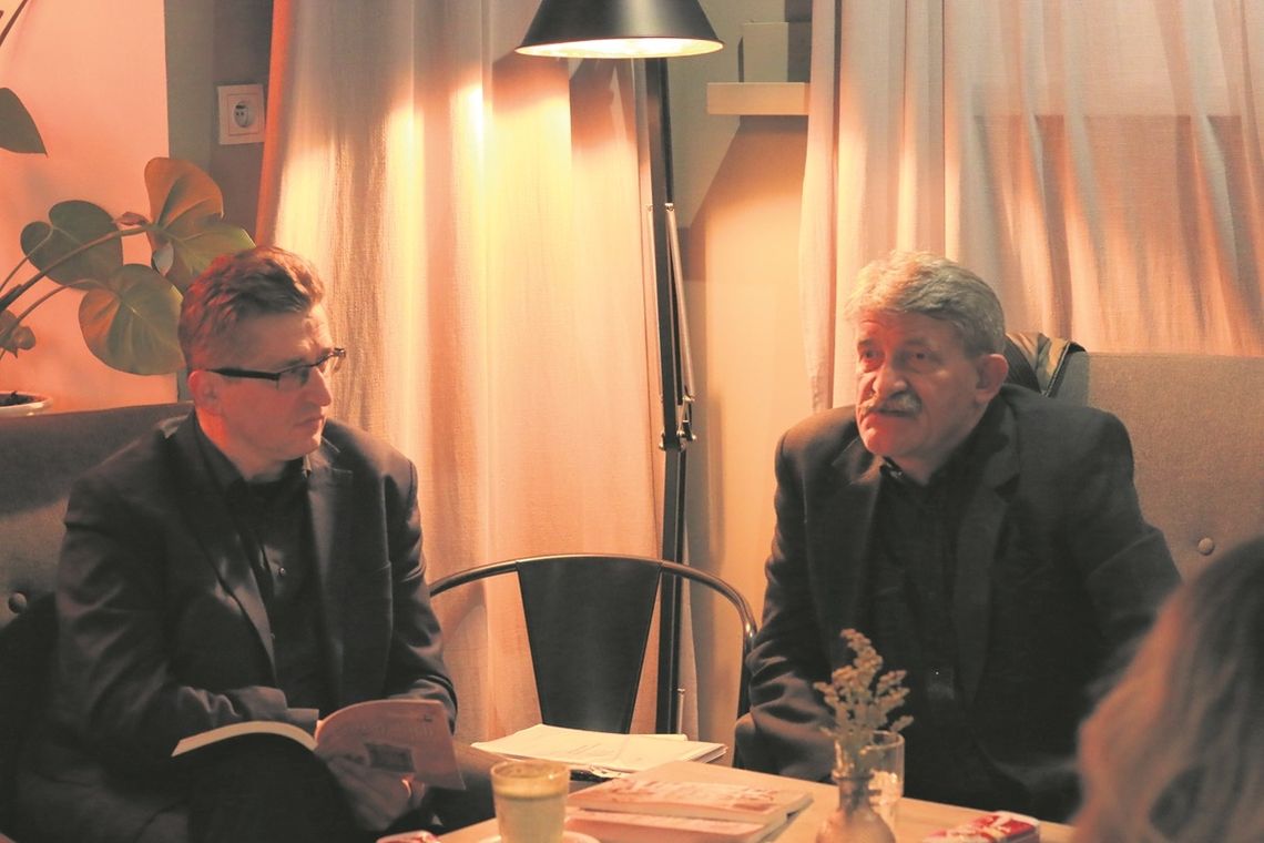 Spotkanie z dr. Jackiem Feduszką (z prawej) poprowadził Dariusz Górny.
