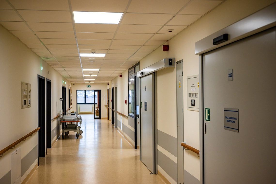 SP ZOZ w Tomaszowie Lubelskim zbliża się do końca realizacji inwestycji pod nazwą „Budowa budynku szpitalnego dla centralnego bloku operacyjnego i oddziałów zabiegowych z przebudową istniejących budynków”. To powód do radości, ale rzeczywistość nie jest tak kolorowa, jak mogłoby się wydawać.