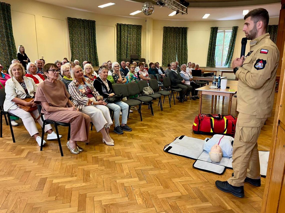 Zamość: Seniorzy uczyli się pierwszej pomocy i jak nie paść ofiarą oszustwa Spotkanie dla zamojskich seniorów odbyło się 15 września w ramach projektu socjalnego „Bezpieczny Senior”.