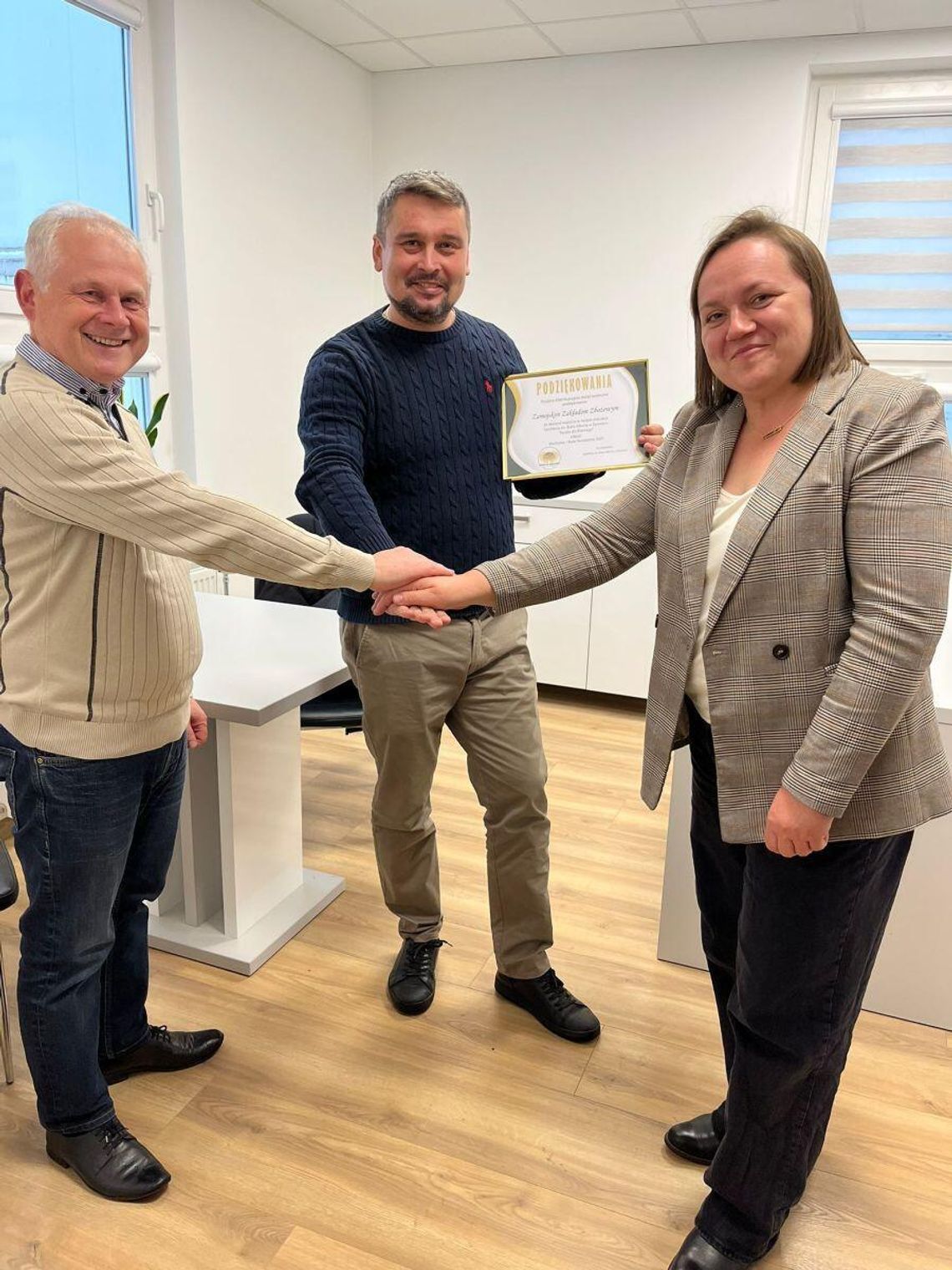 Z tej mąki będzie coś dobrego. Zamojskie Zakłady Zbożowe dały 600 kg mąki jadłodzielni z Zamościa Mąka trafi do potrzebujących. Na zdjęciu: Dariusz Święciło, Tomasz Maksymiuk oraz Agnieszka Piętak-Faryna z Zamojskich Zakładów Zbożowych.