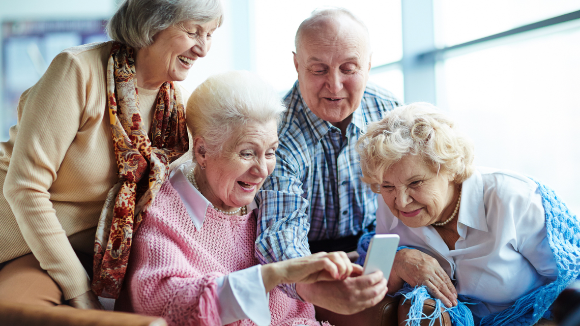 Z tym dokumentem seniorzy zapłacą mniej. Wystarczy go mieć Karta Seniora otwiera drzwi do rabatów w ponad 4,5 tysiącach miejsc.