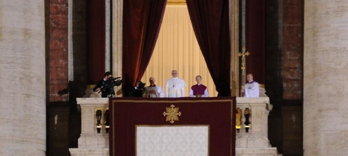 Dewocjonalia poświęcone przez papieża Franciszka osiągają astronomiczne ceny.