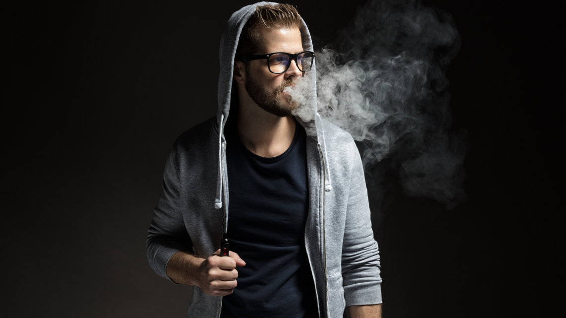 Jest projekt ustawy, który zakazuje jednorazowych e-papierosów i aromatyzowanych saszetek nikotynowych. Protestują biznes, plantatorzy i lekarze.