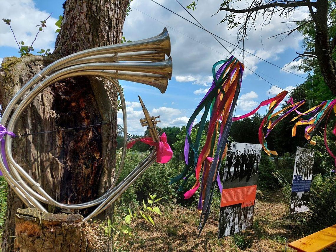 Wystawa plenerowa w Zakłodziu przygotowana w ramach Festiwalu Roztrąb - Szlakiem starodawnych orkiestr i muzyki Roztocza.