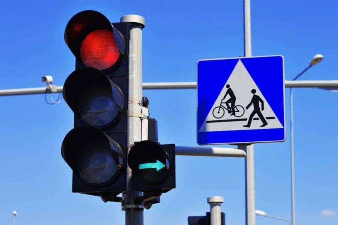 Jedni kierowcy otrzymują mandat na 100 zł i 6 punktów karnych, inni 500 zł i aż 15 punktów. Mimo że popełniają ten sam błąd. Wszystko zależy od tego, kto wymierza karę.