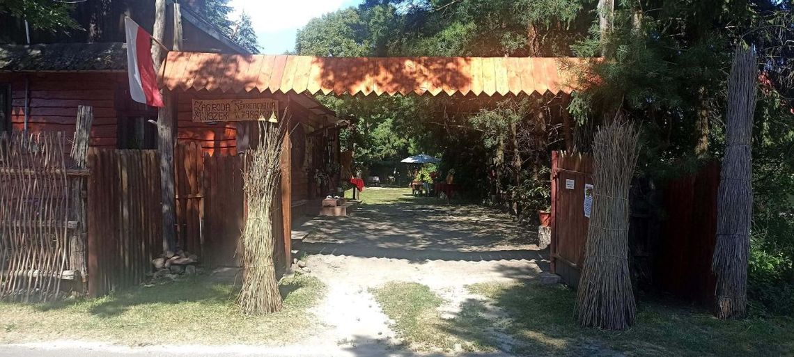 Zamłynie: Zrobi się poetycko. Pora na Mini Festiwal Spod Strzechy Cichych Poetów Zagroda Rekreacyjna Mniszek jest już gotowa na 19. przyjęcie gości Mini Festiwalu Spod Strzechy Cichych Poetów Mniszek-Stock.