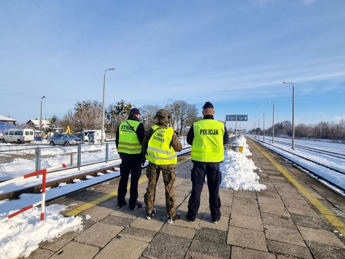 Zamojscy policjanci kontrolują infrastrukturę kolejową. Zweryfikują każdy sygnał Funkcjonariusze Komendy Miejskiej Policji w Zamościu patrolują, kontrolują oraz obserwują infrastrukturę kolejową na terenie Zamościa oraz powiatu zamojskiego.