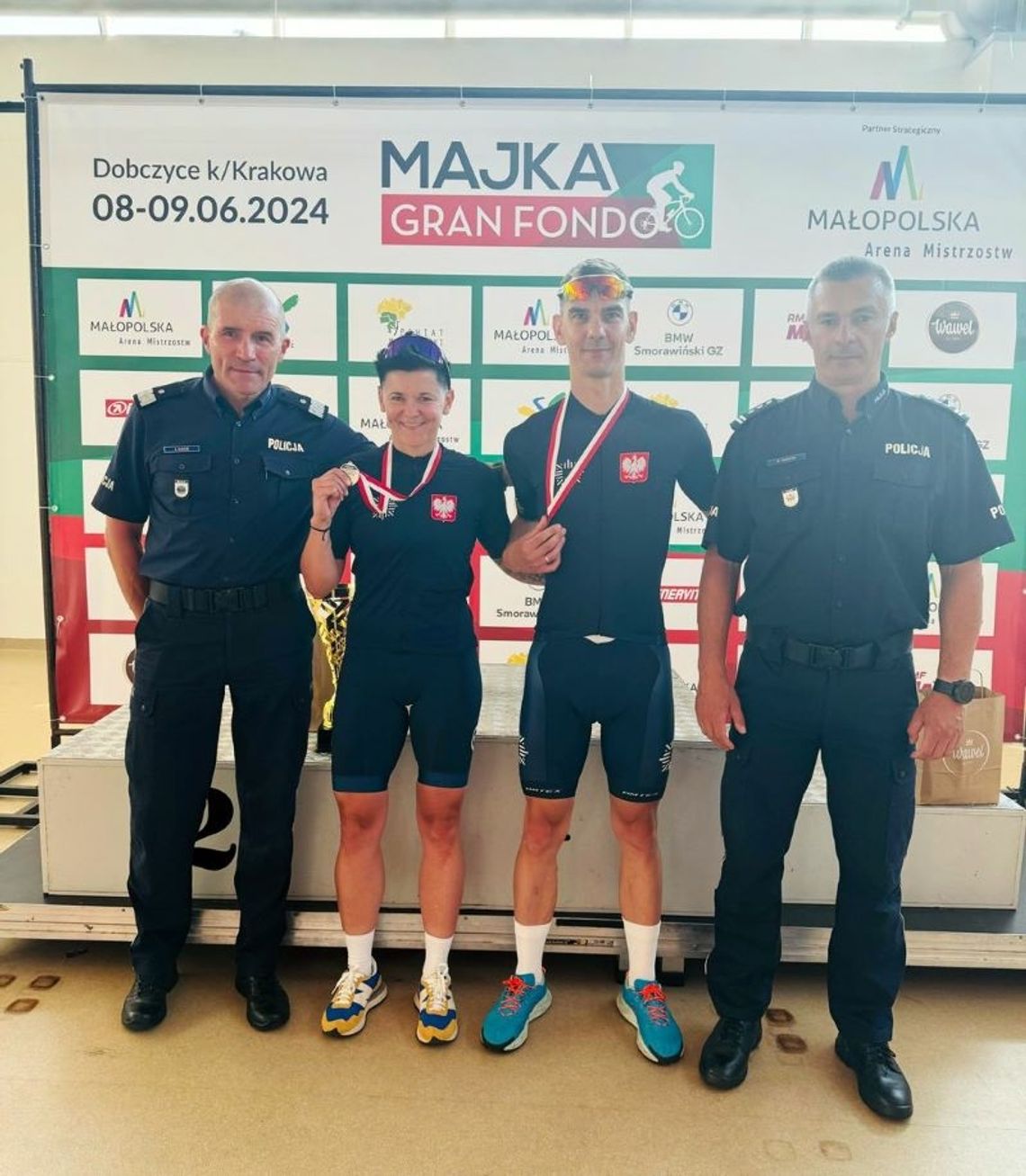 Zamojscy policjanci na podium wyścigu kolarskiego „Majka Gran Fondo 2024”.