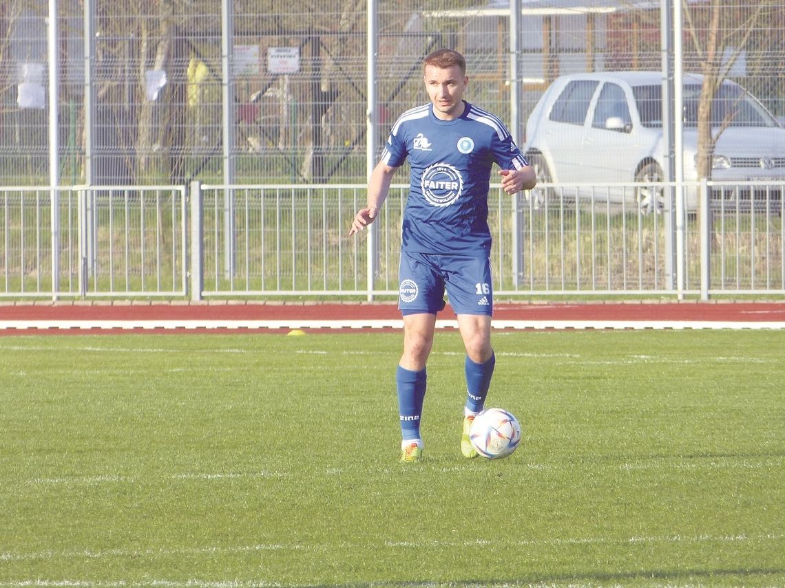 Środkowy pomocnik Łady 1945 Biłgoraj Michał Skiba – „man of the match” sobotniej potyczki na boisku w Bełżcu.