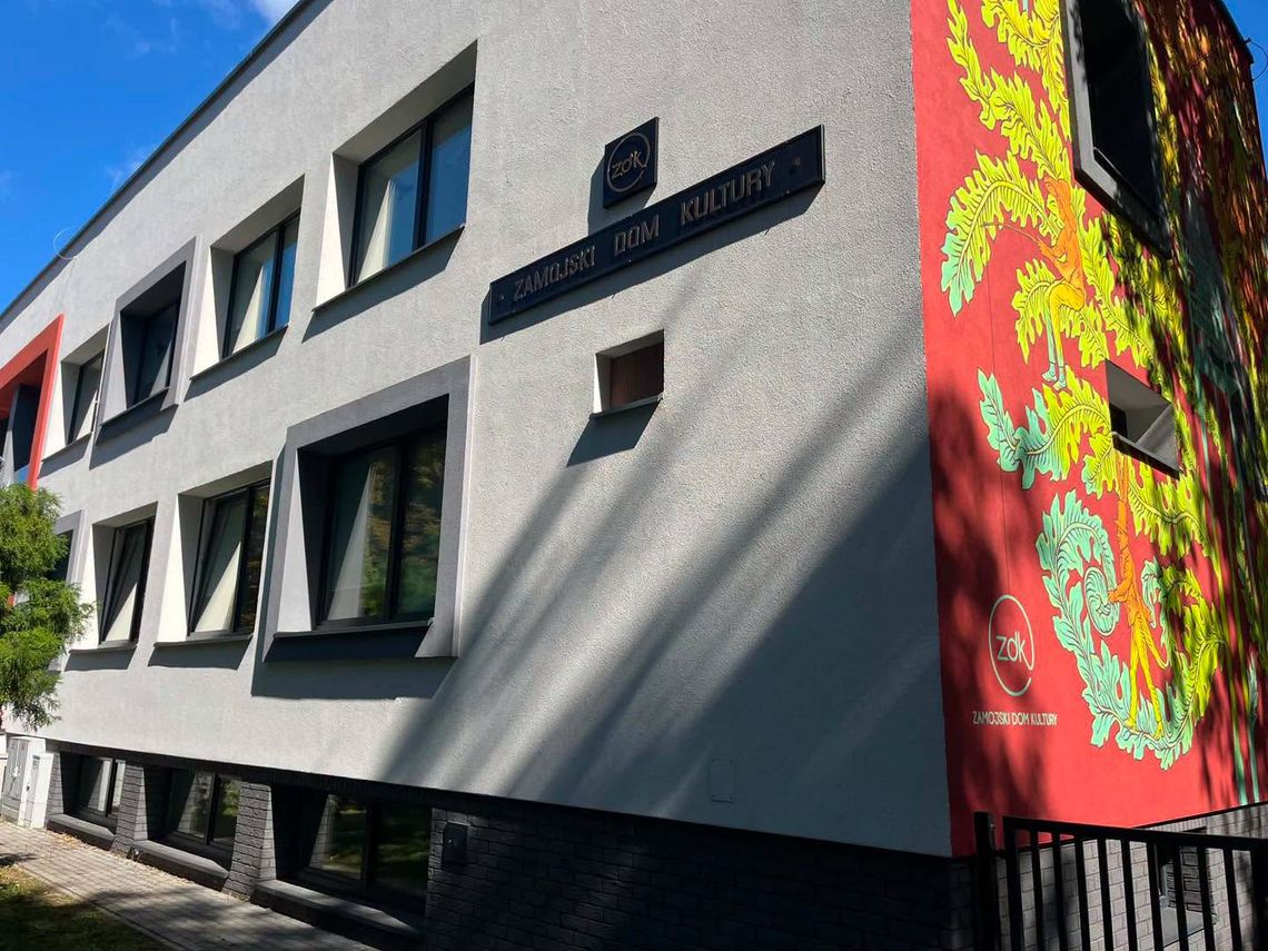 Zamojskie Lato Teatralne będzie miało swój mural. Odsłonięcie 6 września Malowidło powstało na jednej ze ścian Zamojskiego Domu Kultury, od strony ul. Kiepury.