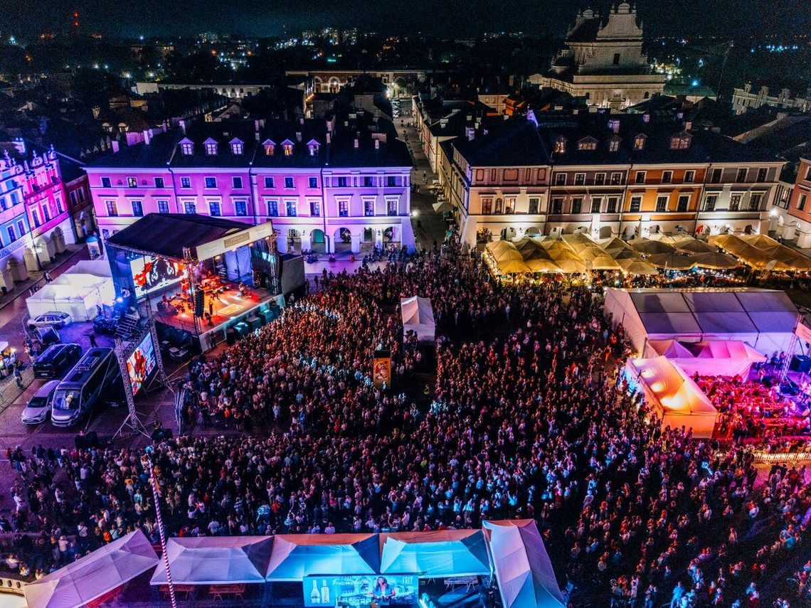 W sobotę 10 sierpnia odbyła się piąta już edycja festiwalu "Zamojskie Winogranie", W tym roku Zamość odwiedziła rekordowa liczba 10 000 gości, którzy w biurze festiwalowym zakupili prawie 5000 biletów. 16 obecnych na miejscu winiarzy wydało aż 7900 kieliszków degustacyjnych!