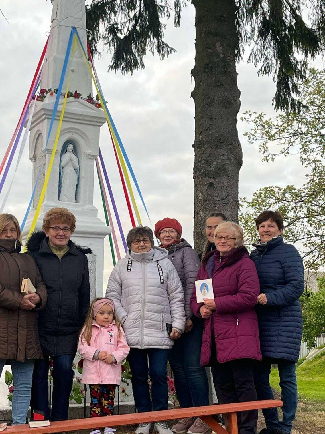 Zamojszczyzna: „Królowej Anielskiej śpiewajmy”, czyli majówki pod krzyżem. Ten zwyczaj nie zaniknął „Od Bałtyku po gór szczyty, kraj nasz płaszczem Jej okryty”. To z pieśni „Jak szczęśliwa Polska cała”. Na zdjęciu: po majówce w Majdanie Krynickim.