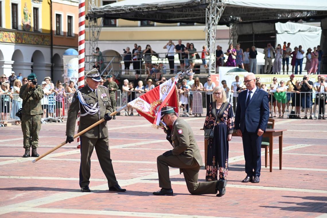 Uroczysta ceremonia nadania sztandaru 18. Zamojskiemu Pułkowi Przeciwlotniczemu im. Generała Brygady Feliksa Kamińskiego odbyła się 23 sierpnia.