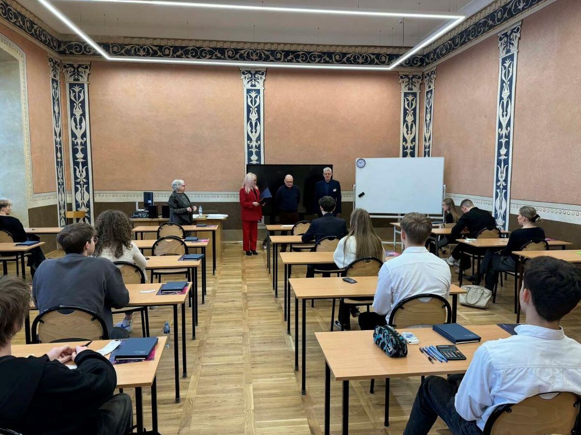 Zamość: 200 uczniów z Lubelszczyzny walczyło o Diamentowy Indeks AGH 1 lutego w I LO im. Jana Zamoyskiego w Zamościu odbył się etap okręgowy Ogólnopolskiej Olimpiady „O Diamentowy Indeks Akademii Górniczo-Hutniczej”.