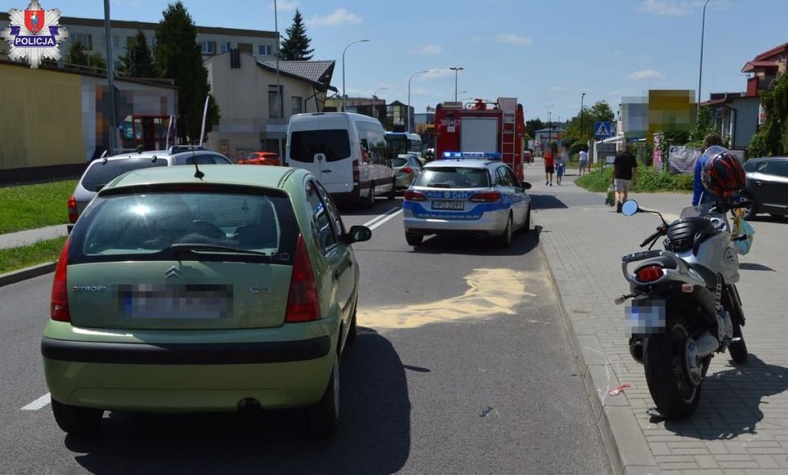 Kierująca citroenem wyjeżdżając z ul. Spadek  w Zamościu nie ustąpiła pierwszeństwa przejazdu jadącemu ul. Hrubieszowską motocykliście i doprowadziła do zderzenia pojazdów.