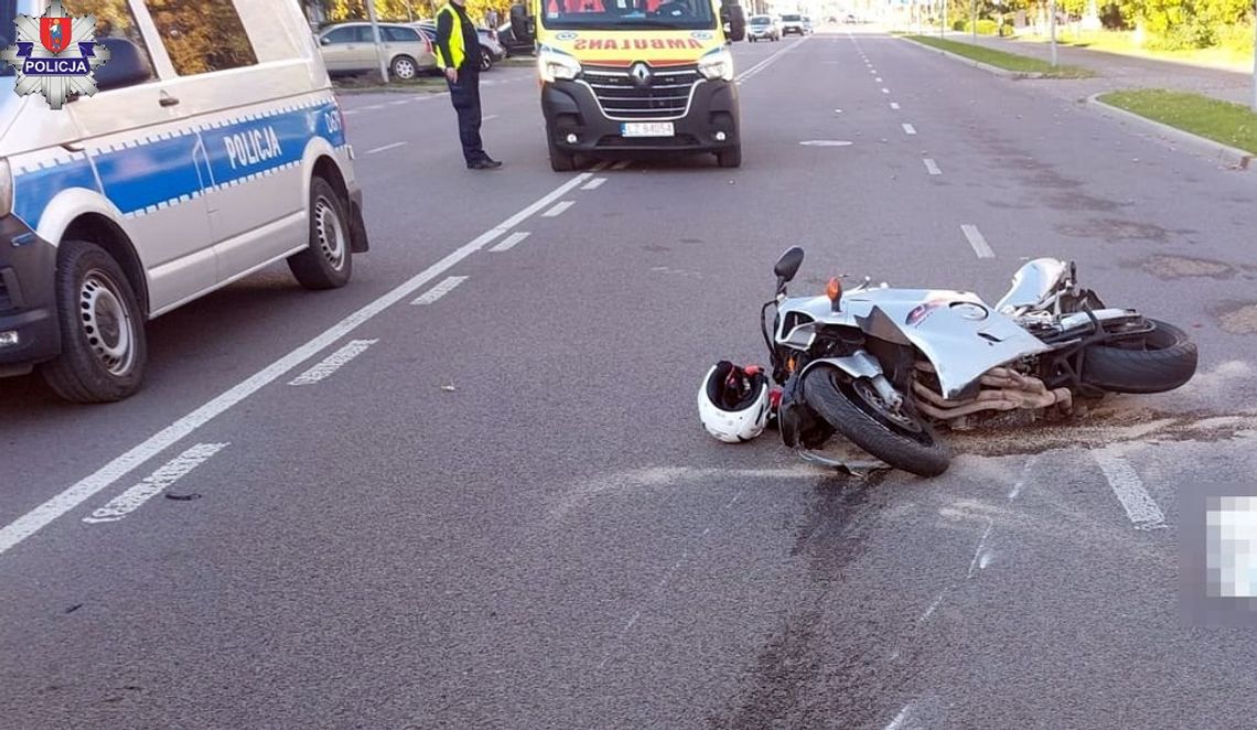 Na ul. Piłsudskiego w Zamościu kierująca skodą 74-latka skręcając w lewo, nie ustąpiła pierwszeństwa przejazdu jadącemu z naprzeciwka motocykliście i doprowadziła do zderzenia pojazdów.