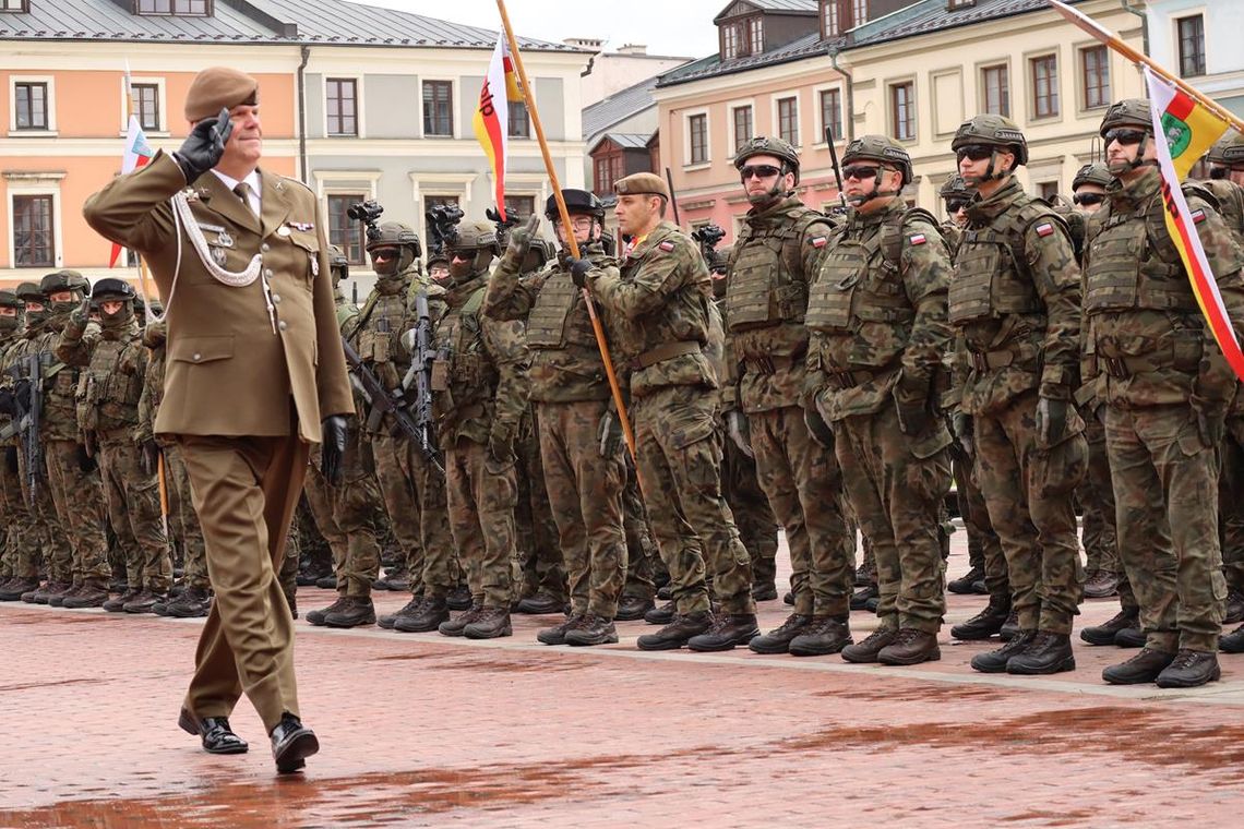 Zamość: 82 ochotników złożyło przysięgę wojskową. Święto 2 LBOT na Rynku Wielkim [ZDJĘCIA]