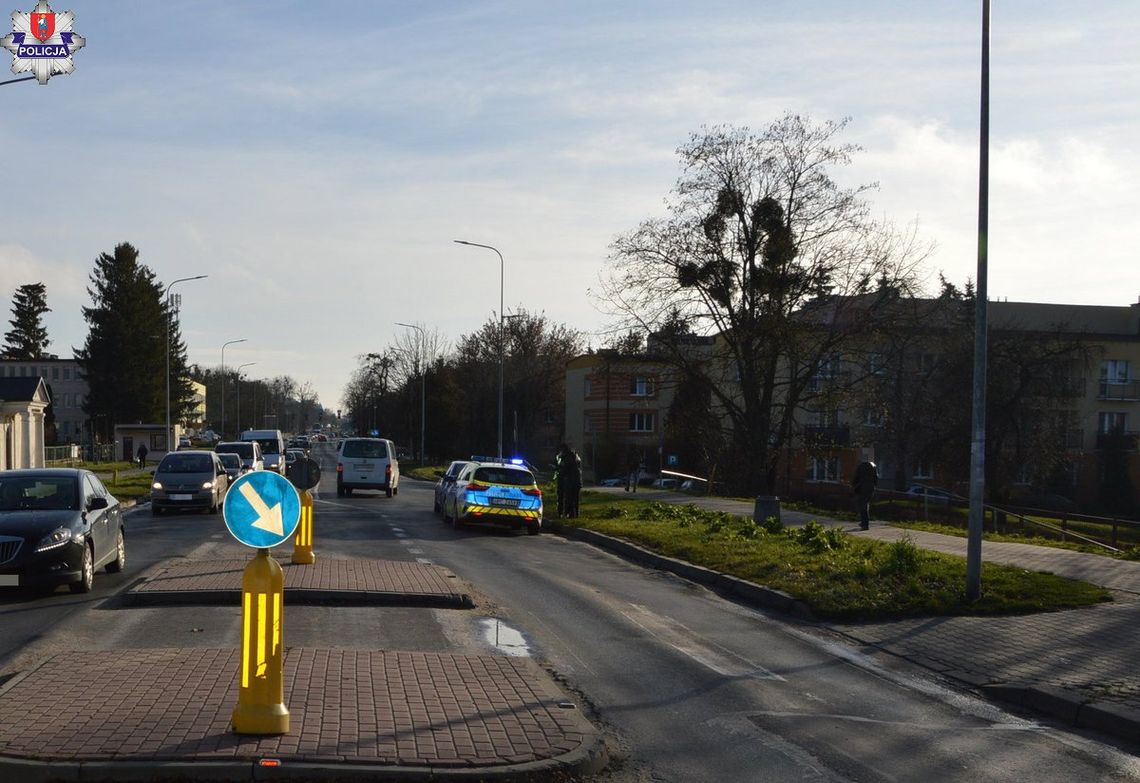 Zamość: 84-letni kierowca nie ustąpił i potrącił 19-latkę na przejściu dla pieszych Na ulicy Peowiaków w Zamościu kierujący samochodem marki Seat nie ustąpił pierwszeństwa przechodzącej przez przejście dla pieszych 19-latce.