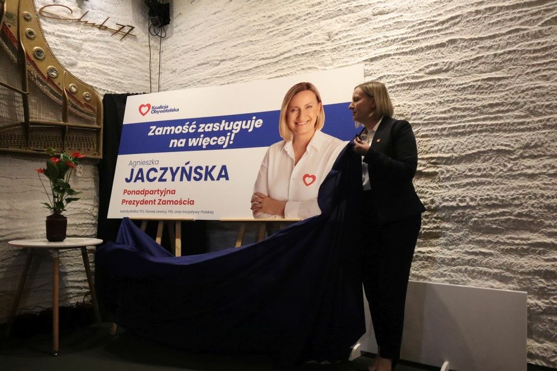 Agnieszka Jaczyńska, kandydatka na prezydenta Zamościa prezentuje hasło wyborcze.