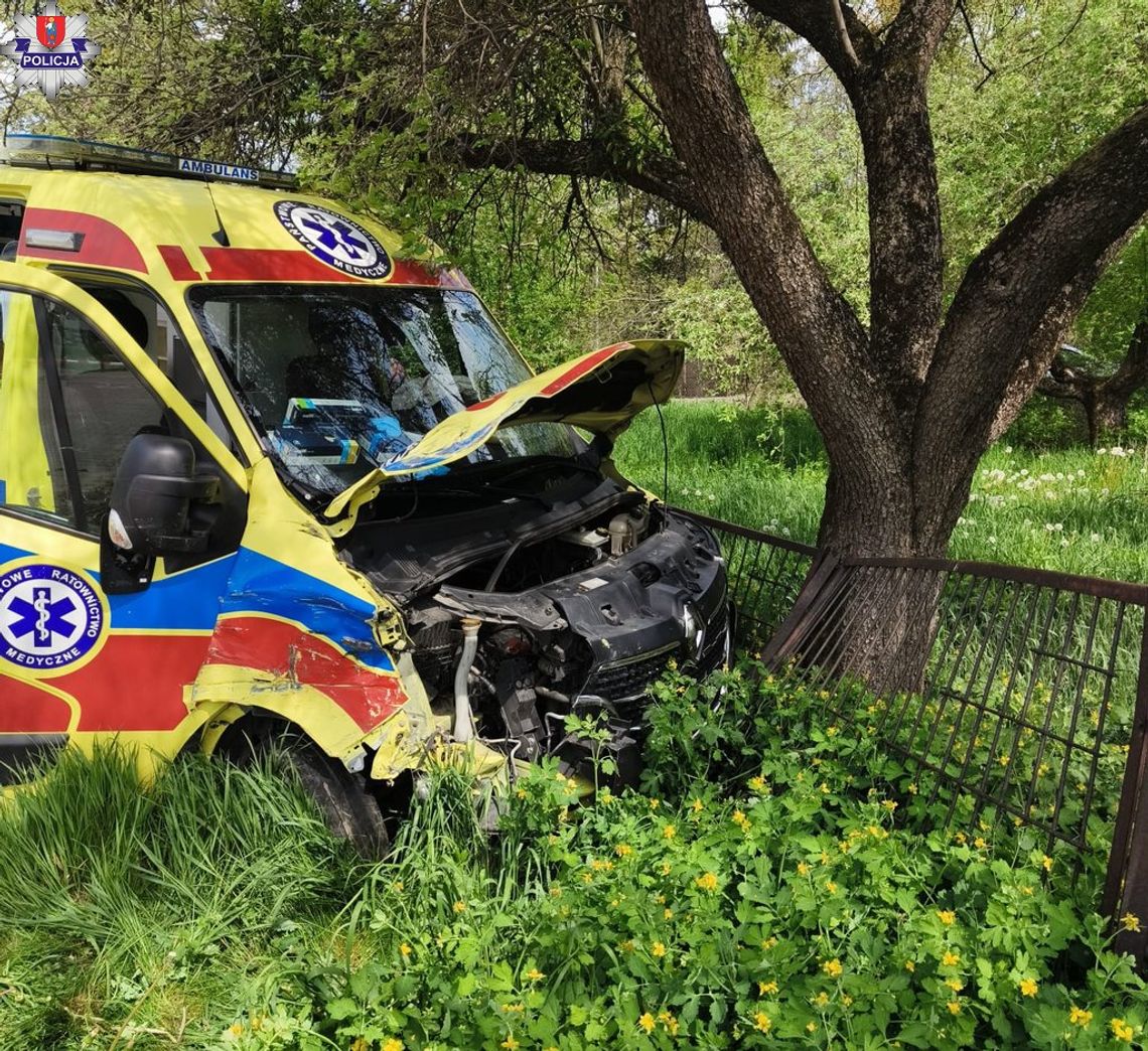 W Zamościu na ulicy Lipskiej doszło do zderzenia karetki pogotowia ratunkowego z osobowym Renault. Do szpitala trafiły cztery osoby.