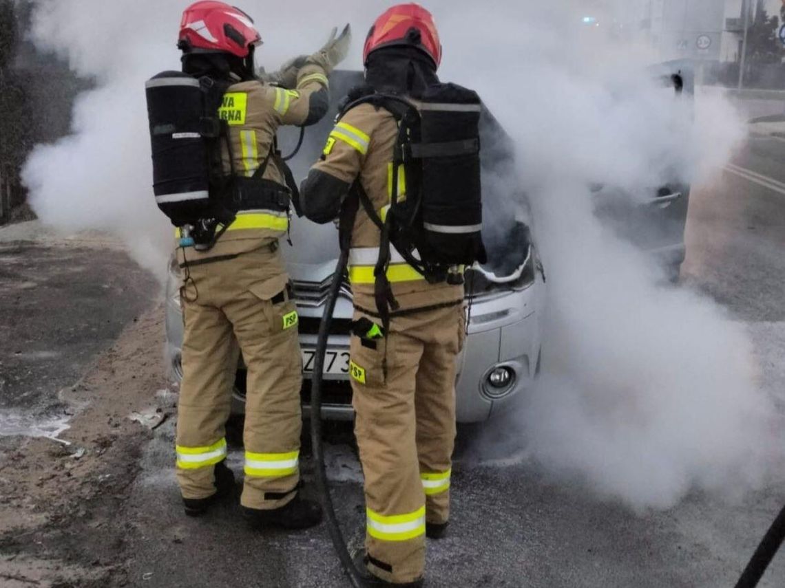 Zamość: Auto stanęło w ogniu. Świadek ruszył na pomoc z gaśnicą Zamość: Auto stanęło w ogniu. Świadek ruszył na pomoc z gaśnicą