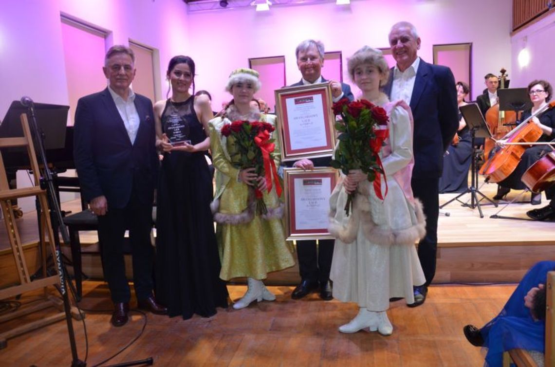 Oficjalne wręczenie wyróżnień oraz pamiątkowych grawertonów miało miejsce 1 marca w siedzibie Orkiestry Symfonicznej im. Karola Namysłowskiego w Zamościu.
