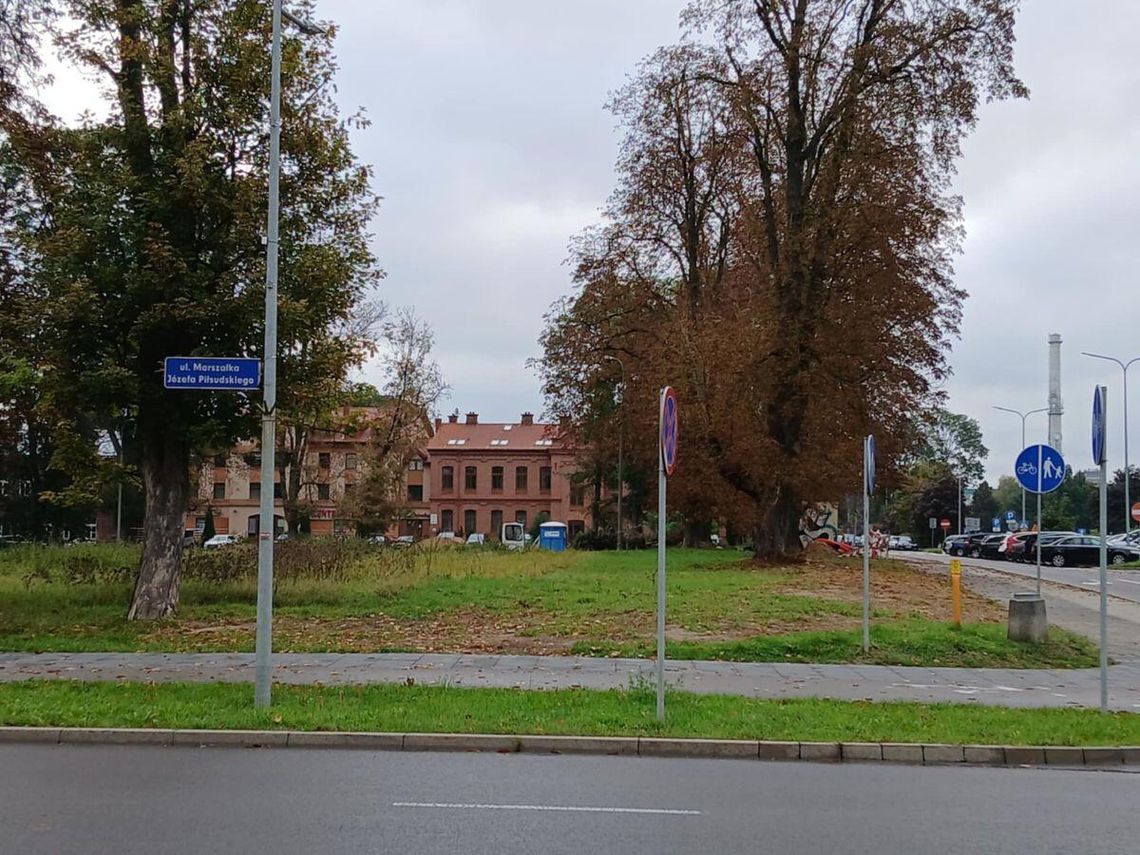 Zamość: Wybudują bloki na Koszarach. Radni wreszcie się zgodzili W poprzedniej kadencji Rady Miasta Zamość nie udawało się, teraz radni – po długiej dyskusji – wyrazili zgodę na realizację przedsięwzięcia w trybie tzw. lex deweloper.