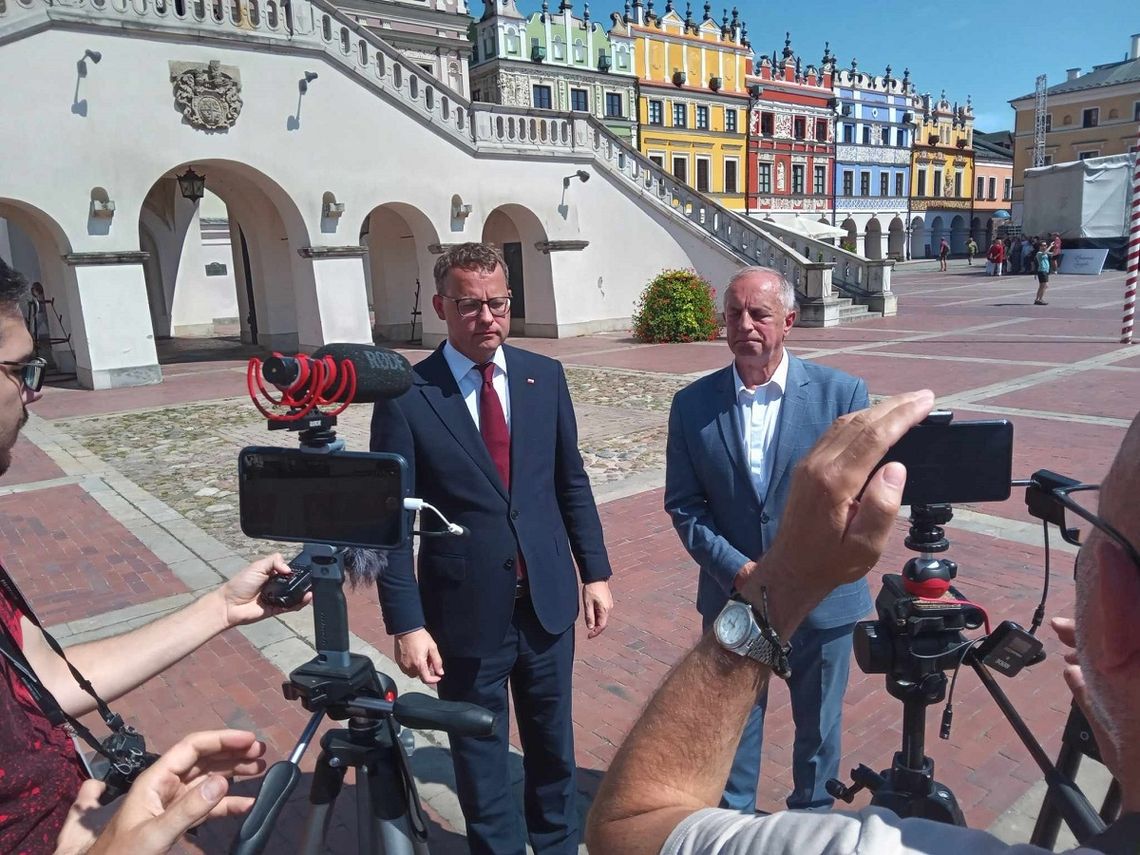 O bezpieczeństwie na Rynku Wielkim w Zamościu mówili Marcin Romanowski oraz Bolesław Gzik.