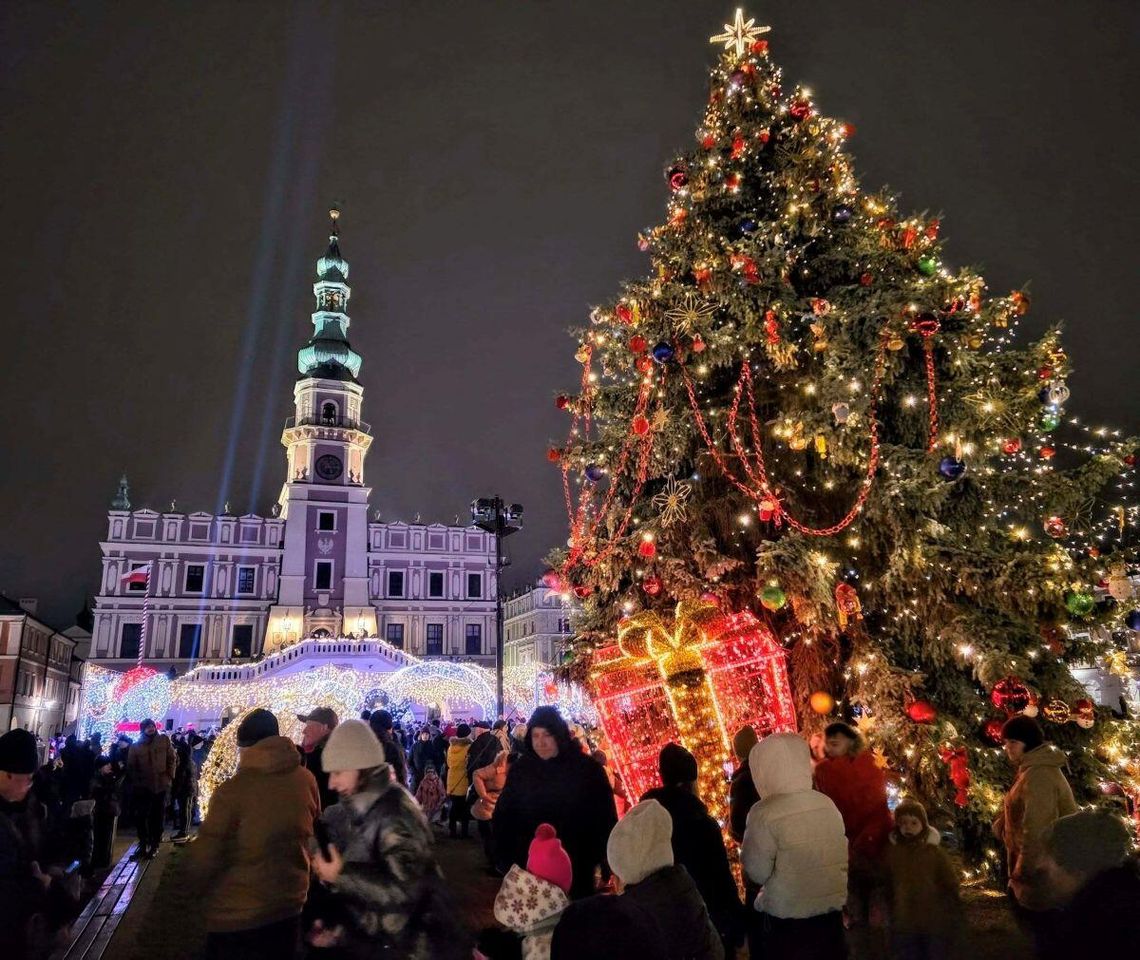 W sobotę (6 grudnia) na Rynku Wielkim w Zamościu odbyło się uroczyste rozświetlenie miejskiej choinki oraz tegorocznych iluminacji świątecznych.