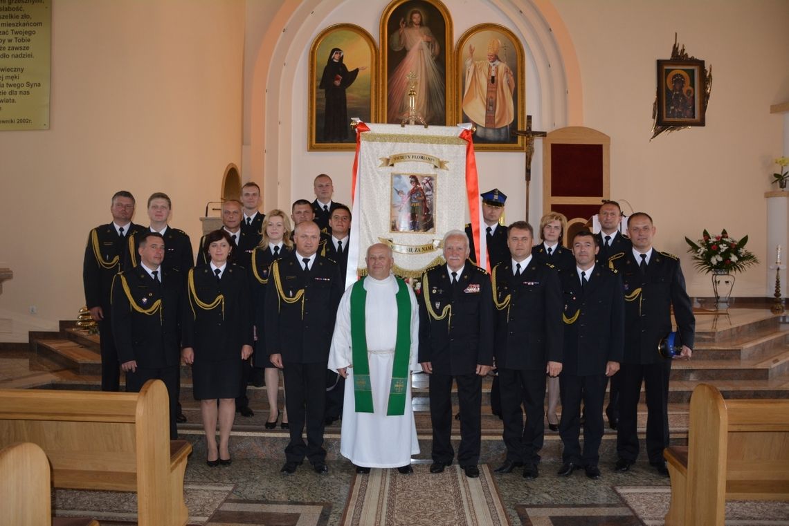 Zamość: Chorągiew św. Floriana dla parafii. To dar od strażaków (ZDJĘCIA)
