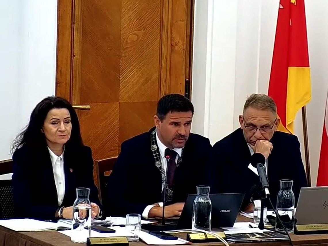 Za udzieleniem wotum zaufania prezydentowi Zamościa zagłosowało 15 radnych, ale absolutorium z wykonania budżetu Rafał Zwolak otrzymał prawie jednogłośnie.