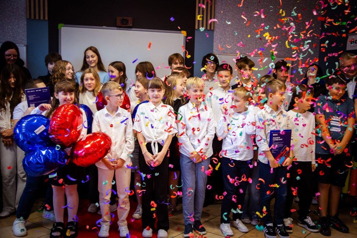 Certyfikaty Cambridge English odebrało ponad 100 uczniów.