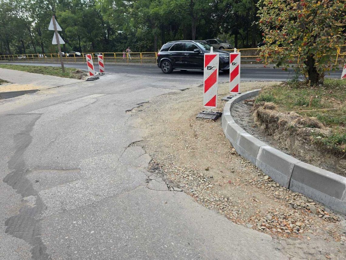 Trwa przebudowa drogi dojazdowej na osiedlu Zamoyskiego przy pomarańczowym wieżowcu.