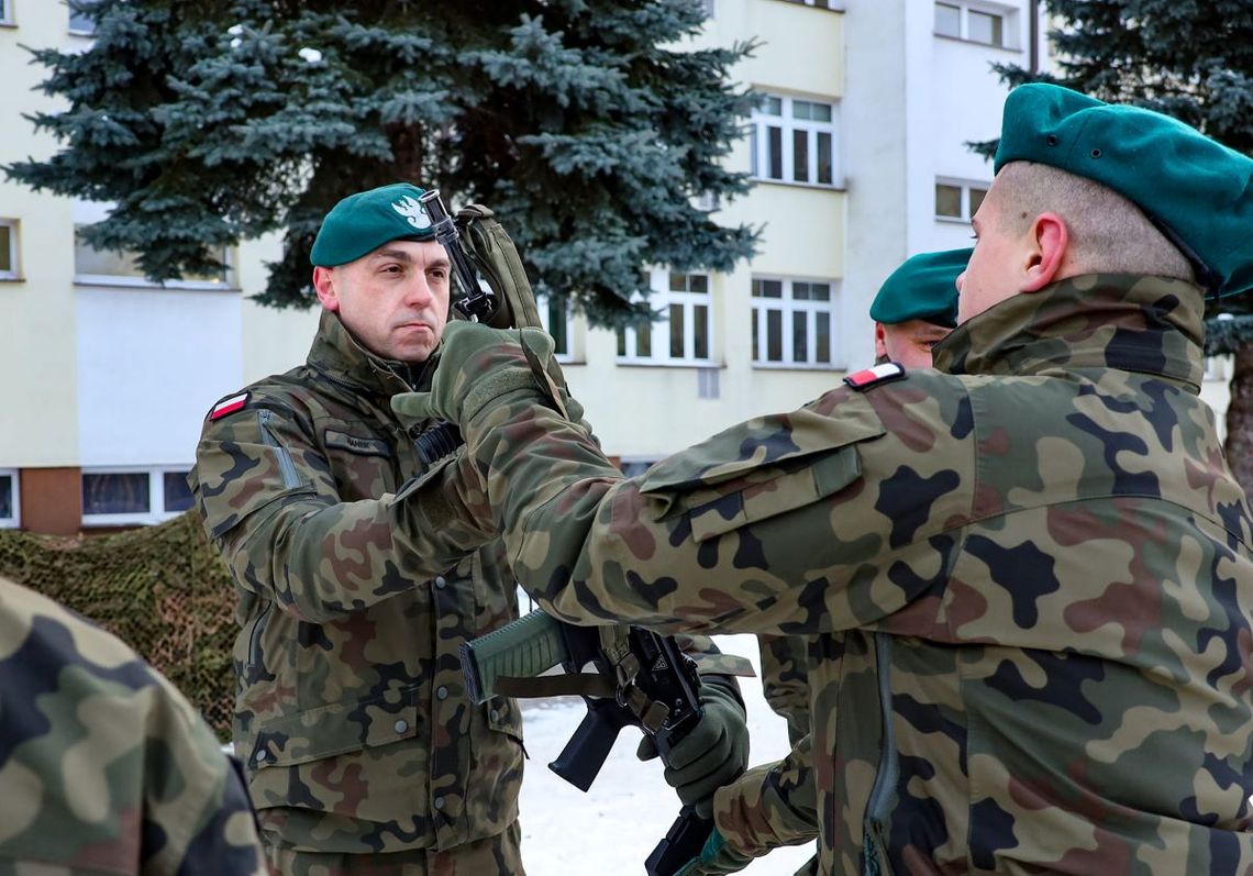 Żołnierze odbierają broń w jednostce wojskowej w Zamościu.