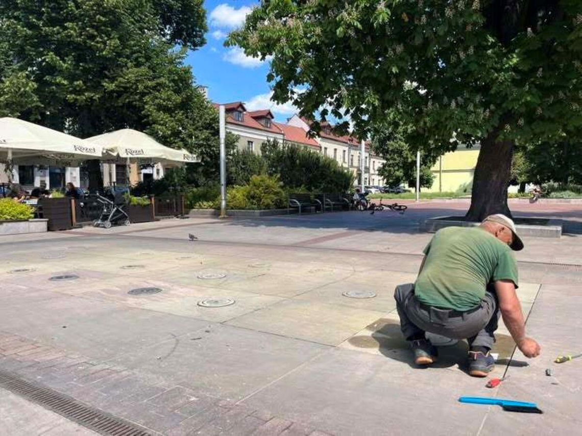 Zamość: Fontanna nie działa. Dysze zostały zapchane, pytanie czy celowo? Fontanna na Rynku Wodnym została wybudowana w 2010 r. podczas modernizacji placu. Już po kilku latach zaczęły pojawiać się problemy techniczne.