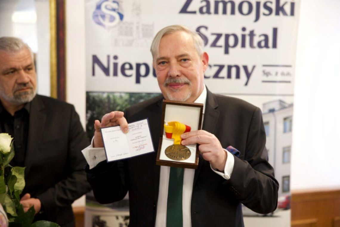 Zamość: Gala na jubileusz szpitala. Odznaczenia i medale dla pracowników Szpital otrzymał Medal Prezydenta Miasta Zamość „Zasłużony dla Zamościa”.
