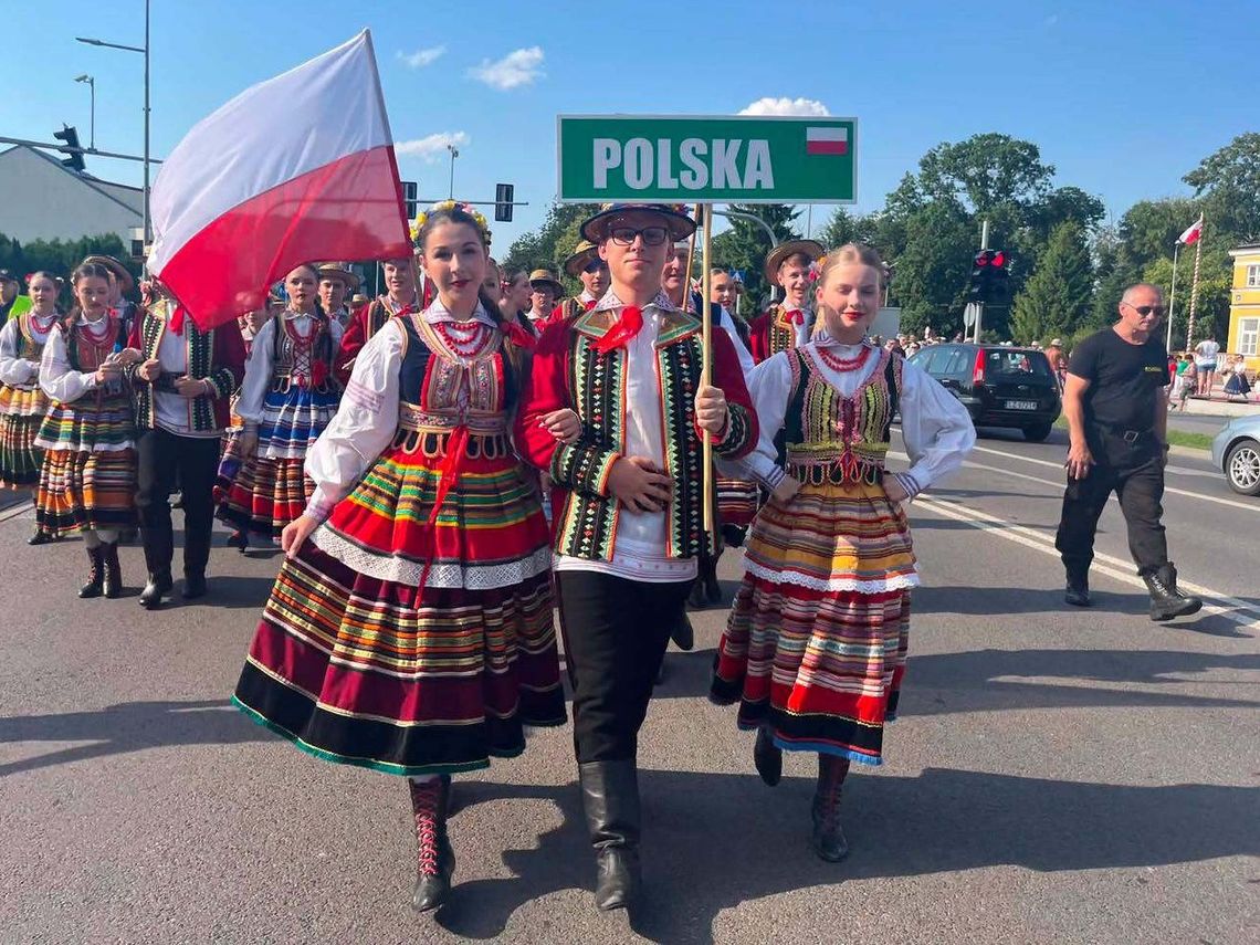 Przez kolejne dni festiwalu Rynek Wielki będzie miejscem koncertów zespołów folklorystycznych, kiermaszu sztuki ludowej oraz wieczornych zabaw folkowych.