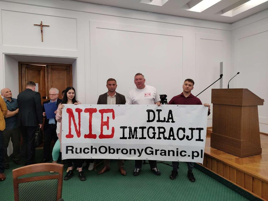 Robert Bąkiewicz pojawił się na majowej sesji Rady Miasta Zamość.