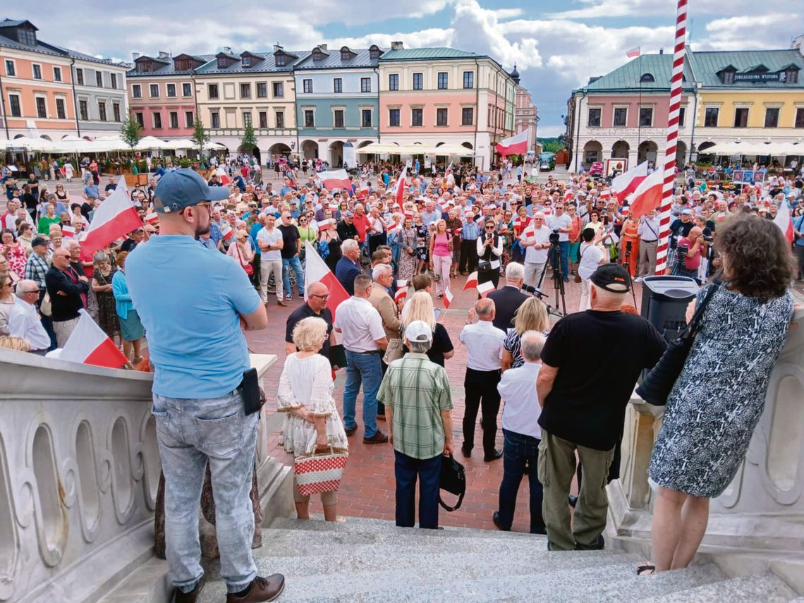 Kilkaset osób wzięło udział w niedzielnej pikiecie antyimigracyjnej pod schodami zamojskiego Ratusza.