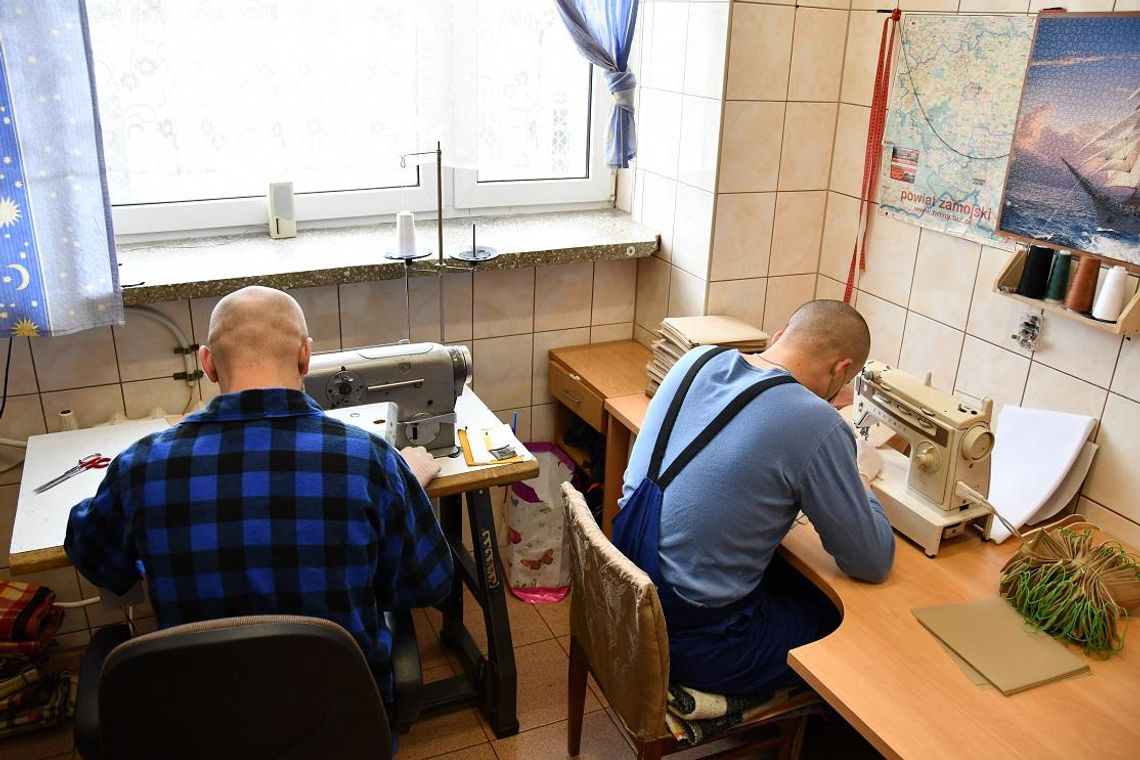 Zamość, Hrubieszów: Więźniowie szyją maseczki ochronne (ZDJĘCIA)