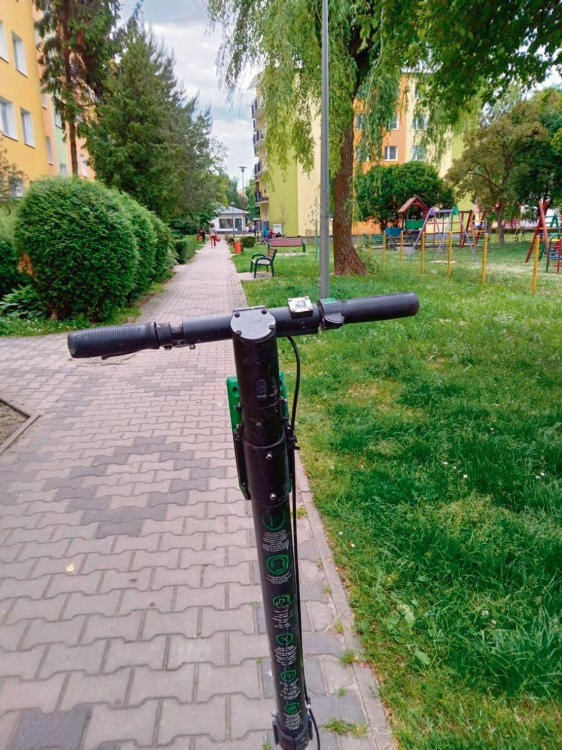 Zamojscy radni grzmią, a policja apeluje o rozwagę podczas korzystania z hulajnogi elektrycznej.