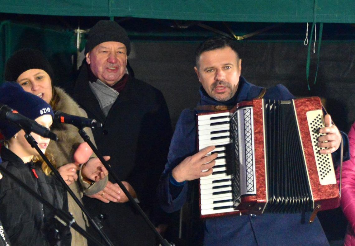 Kolędowały m.in. przedszkolaki, uczniowie zamojskich szkół oraz radni i urzędnicy pod wodzą przygrywającego na akordeonie prezydenta Zamościa Rafała Zwolaka.