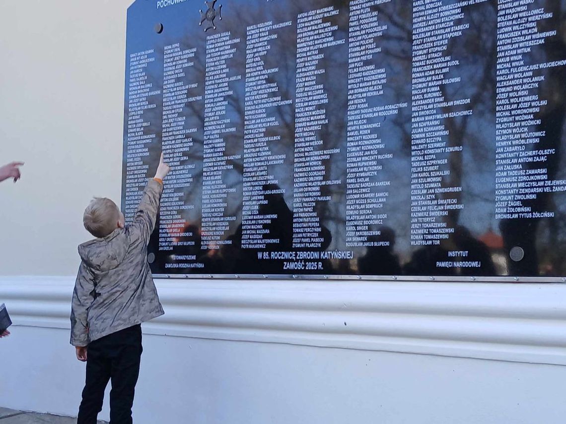 Nowa tablica wygląda okazale, ma wymiary 3 na 2 m i jest eksponowana na zewnętrznej ścianie prezbiterium kościoła Św. Katarzyny.