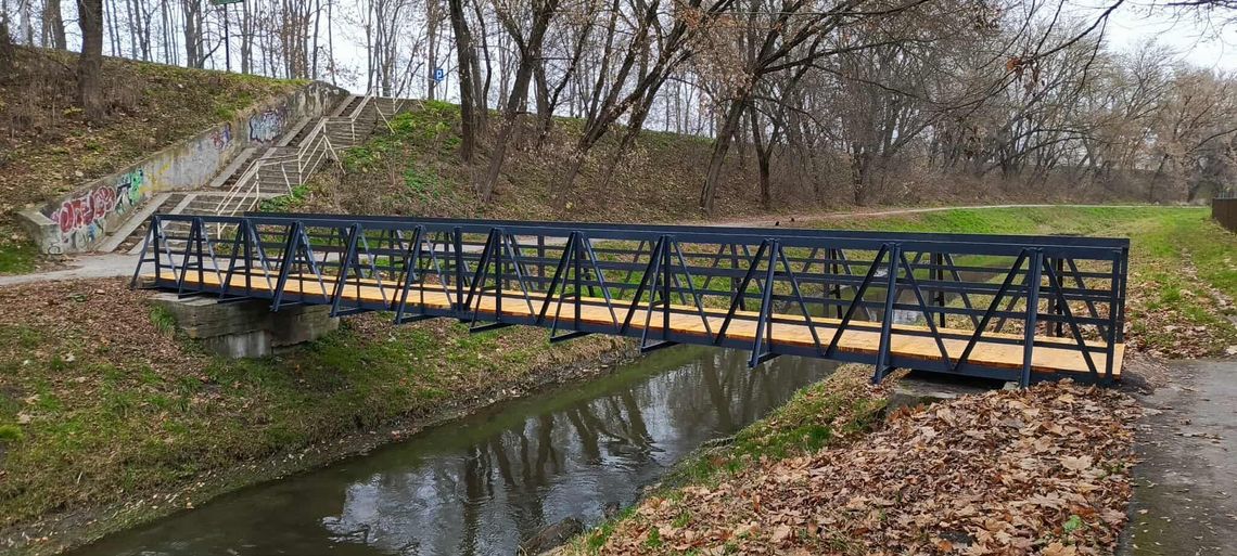 Zamość: Kładka dla pieszych nad rzeką Łabuńką wyremontowana Kładka dla pieszych nad rzeką Łabuńką przy ul. Szczebrzeskiej w Zamościu po remoncie.