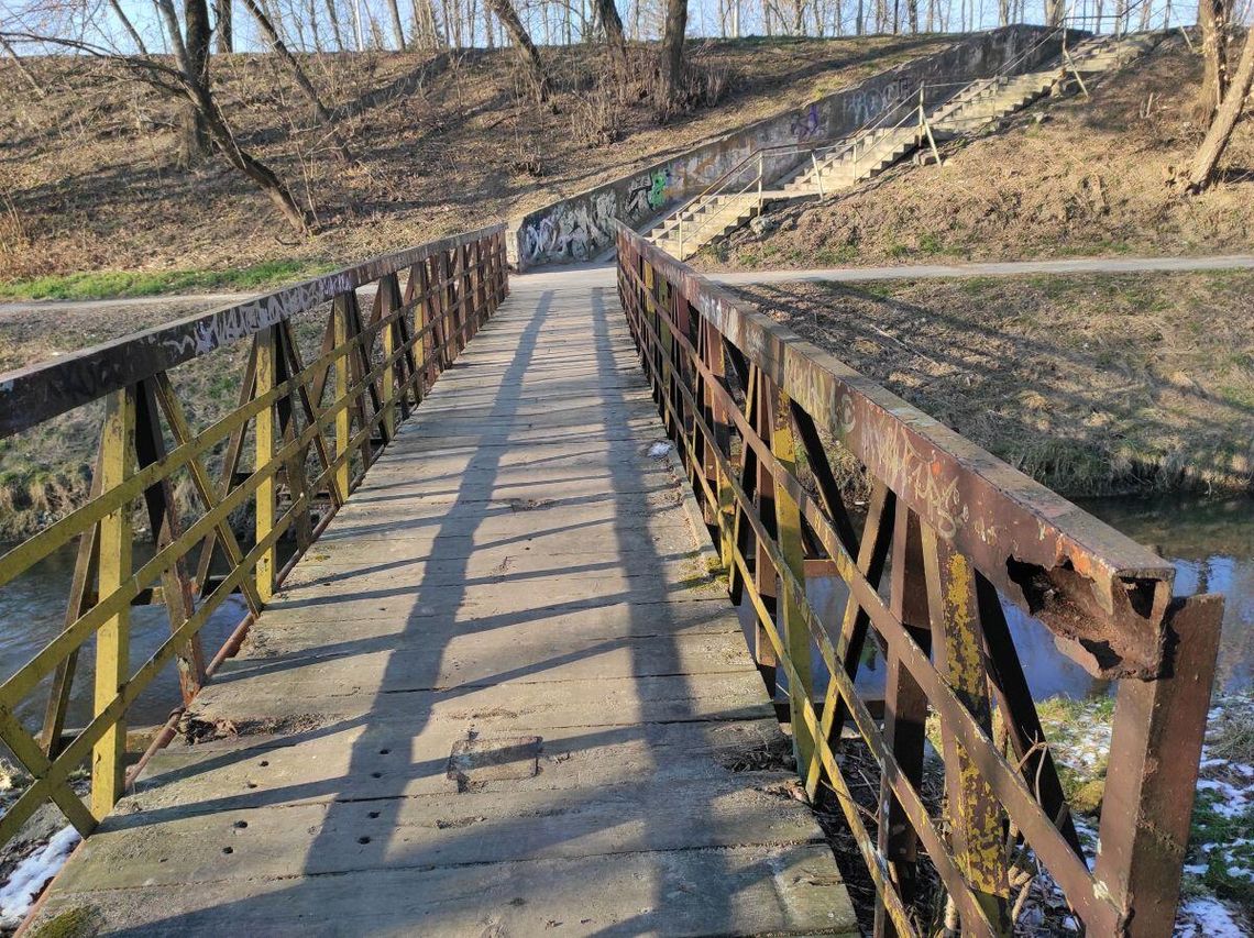 Deski z ubytkami zostaną wymienione, natomiast na większy remont trzeba będzie poczekać. Fot. Nadesłane
