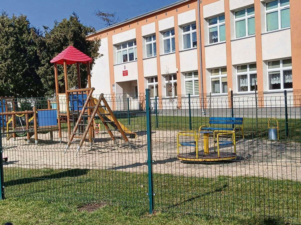 Szkoła Podstawowa nr 8 na os. Karolówka. To tutaj mają trafić przedszkolaki na czas budowy nowej placówki.