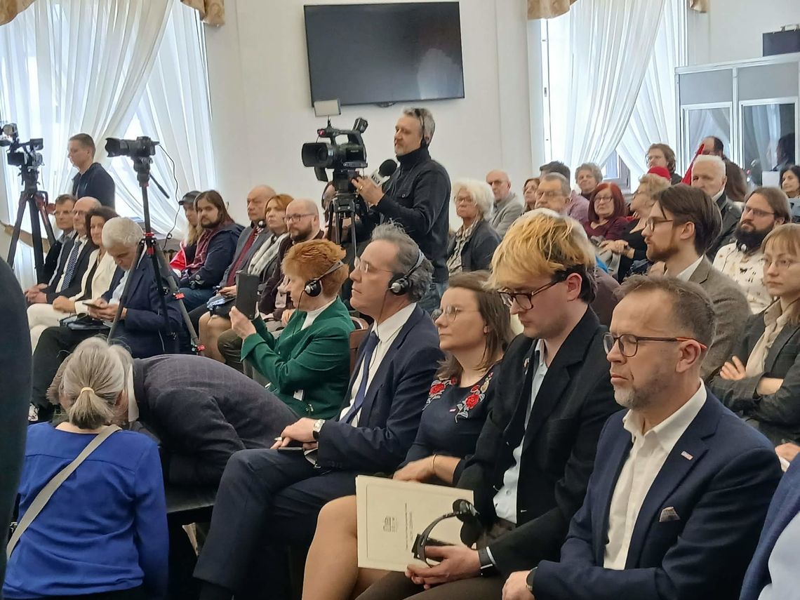 W Sali Consulatus Urzędu Miasta Zamość rozpoczęła się 5 marca konferencja poświęcona Róży Luksemburg „»Wolność jest zawsze wolnością dla myślących inaczej« Róża Luksemburg, słynna Zamościanka”.