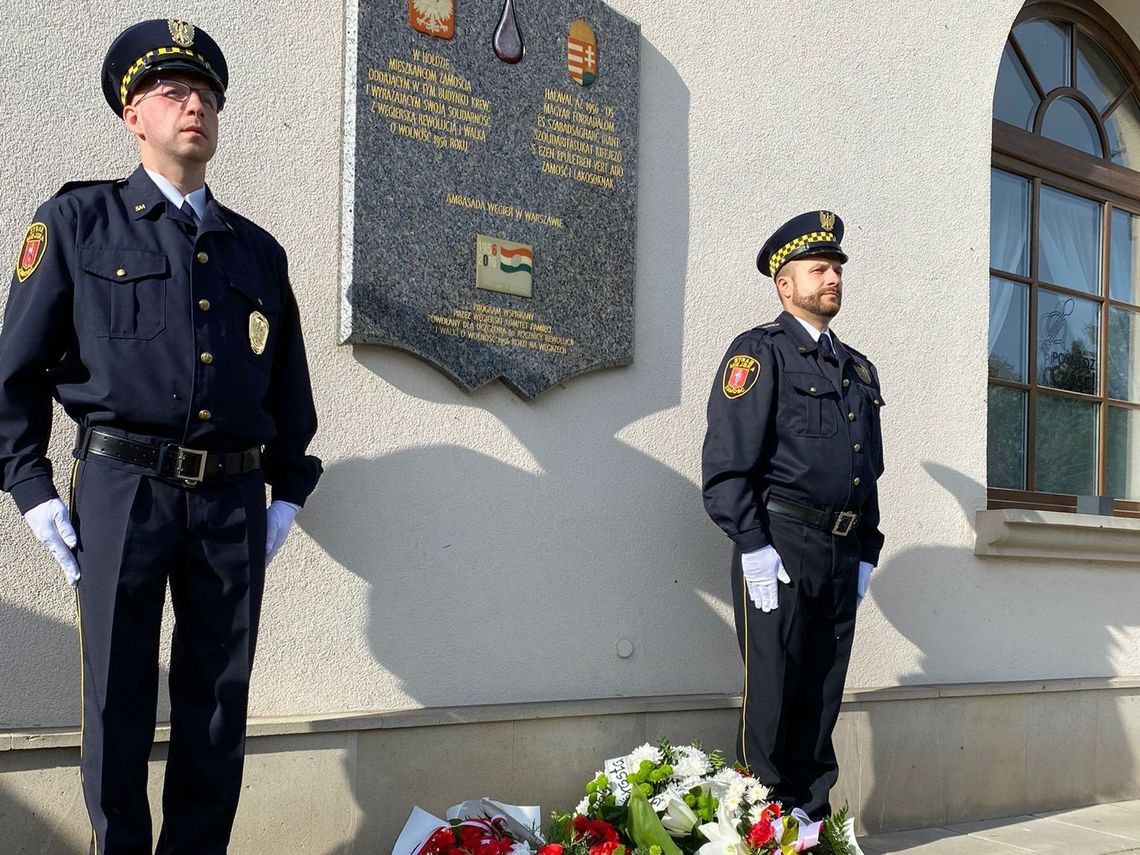 W czwartek (23 października) pod tablicą upamiętniającą pomoc, jaką mieszkańcy Zamościa udzielili Węgrom, oddając krew i wyrażając swoją solidarność z węgierską rewolucją oraz walką o wolność w 1956 r., złożono kwiaty.