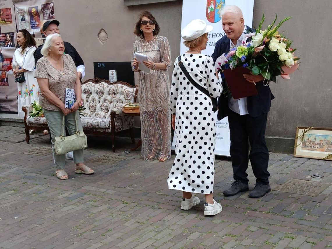 Prof. Lech Majewski dołączył do zasłużonych postaci dla miasta, odsłaniając 27 czerwca swoją tablicę w słynnej zamojskiej Alei Sław.
